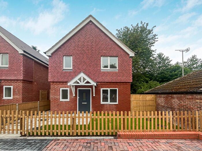 3 Bedroom Detached House For Sale In Chase Road, Lindford, Bordon, Hampshire, GU35