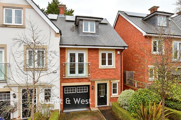 3 Bedroom Town House For Sale In Greyford Close, Leatherhead, Surrey, KT22