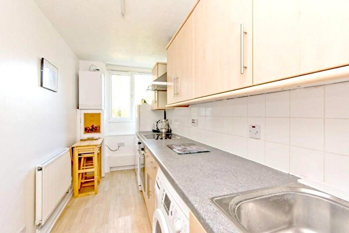 2 Bedroom Flat To Rent In Ashbourne Close, London, N12