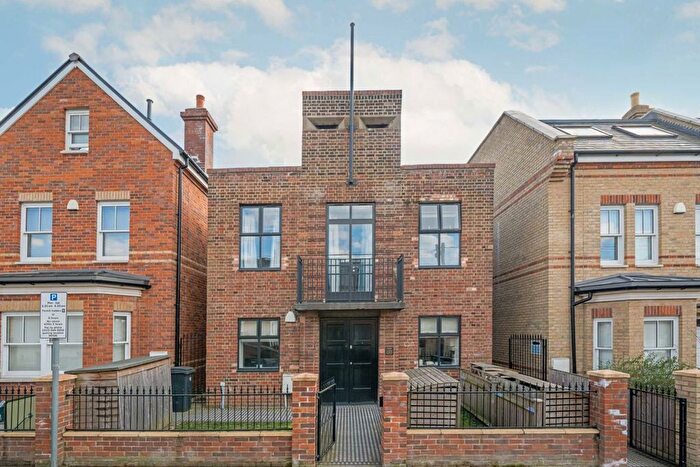 1 Bedroom Flat To Rent In Borough Road, Kingston Upon Thames, KT2