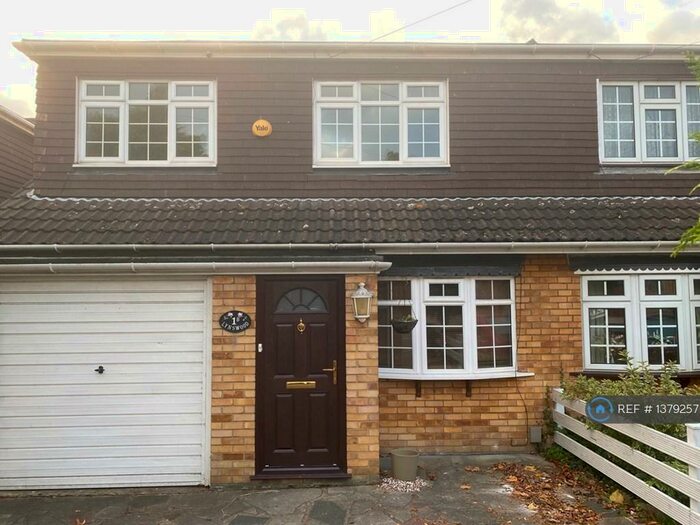 4 Bedroom Semi-Detached House To Rent In Douglas Avenue, Romford, RM3