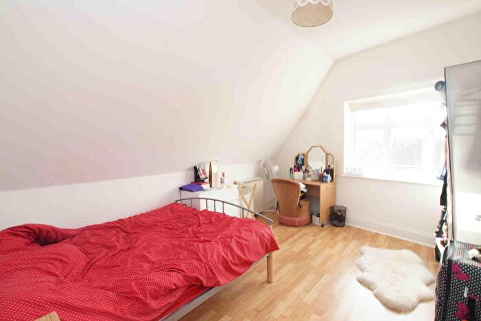 3 Bedroom Flat To Rent In High Street, Penge, SE20