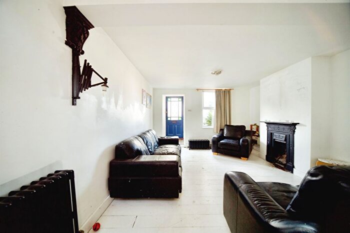 2 Bedroom Semi-Detached House For Sale In High Road, Wormley, Broxbourne, EN10