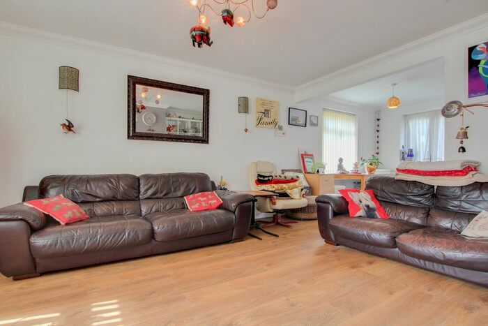 3 Bedroom End Of Terrace House For Sale In Long Lynderswood, Basildon, SS15