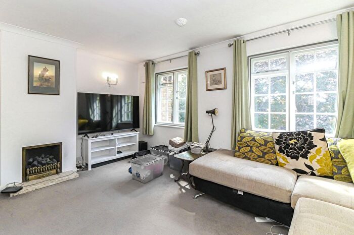 2 Bedroom Maisonette For Sale In Langley Road, Watford, WD17