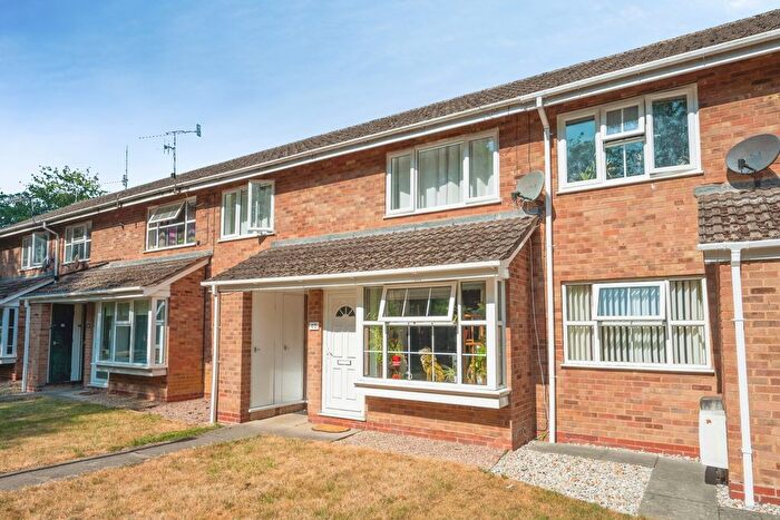 2 Bedroom Maisonette For Sale In Chesford Grove, Stratford-Upon-Avon, Warwickshire, CV37