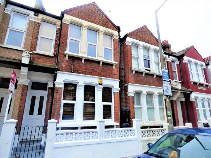 1 Bedroom Apartment To Rent In Caistor Road, SW12