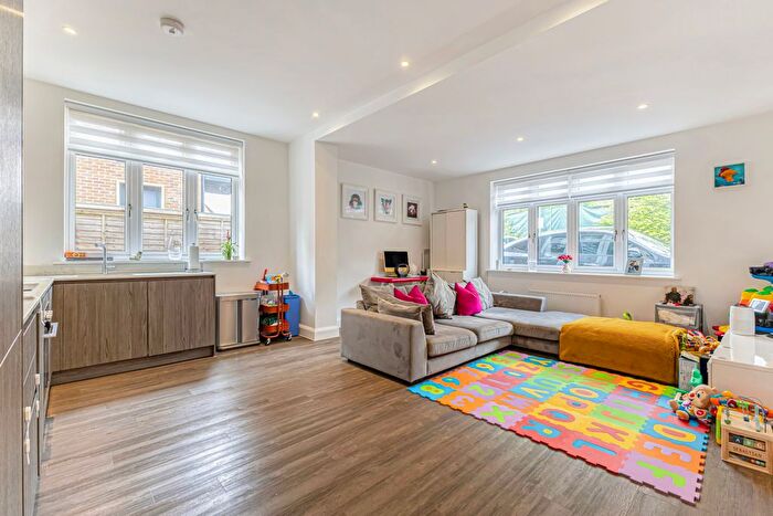 2 Bedroom Flat For Sale In Pynnacles Close, Stanmore, HA7
