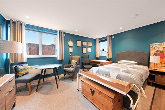 Flat To Rent In Parkgate Road, SW11