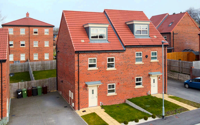 4 Bedroom Semi-Detached House To Rent In Asket Fold, Leeds, LS14