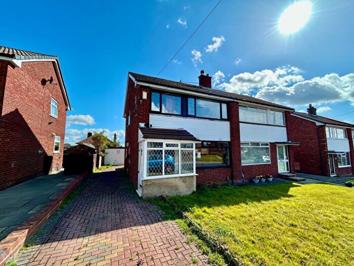 3 Bedroom Semi-Detached House For Sale In Sunningdale, Bradford, BD8