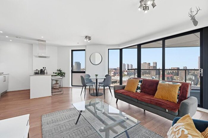 2 Bedroom Flat For Sale In Yeoman Court, Bow, E14