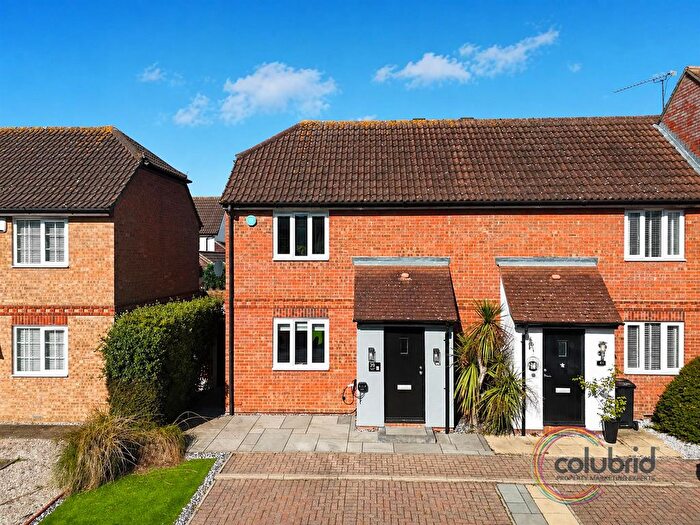 2 Bedroom End Of Terrace House For Sale In Pound Lane Central, Steeple View, SS15