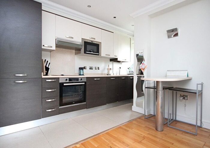 2 Bedroom Flat To Rent In Maple Leaf Court, Broomfield Lane, Palmers Green, N13