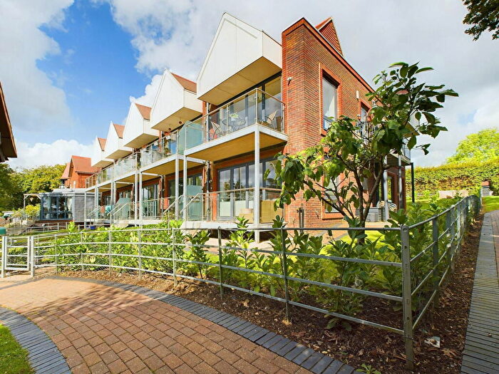 2 Bedroom Flat For Sale In Langhurstwood Road, Horsham, RH12