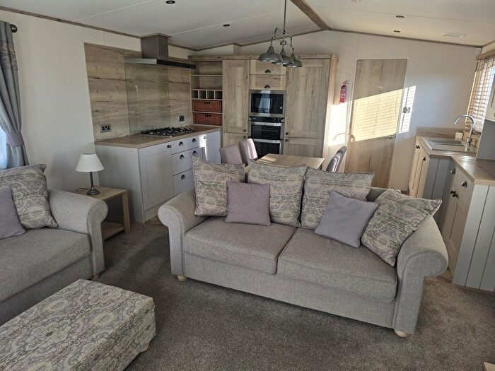 2 Bedroom Mobile/park Home For Sale In Hornsea Road, Skipsea, Driffield, YO25