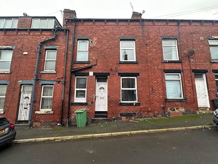 3 Bedroom Terraced House To Rent In Woodview Mount, Leeds, West Yorkshire, LS11