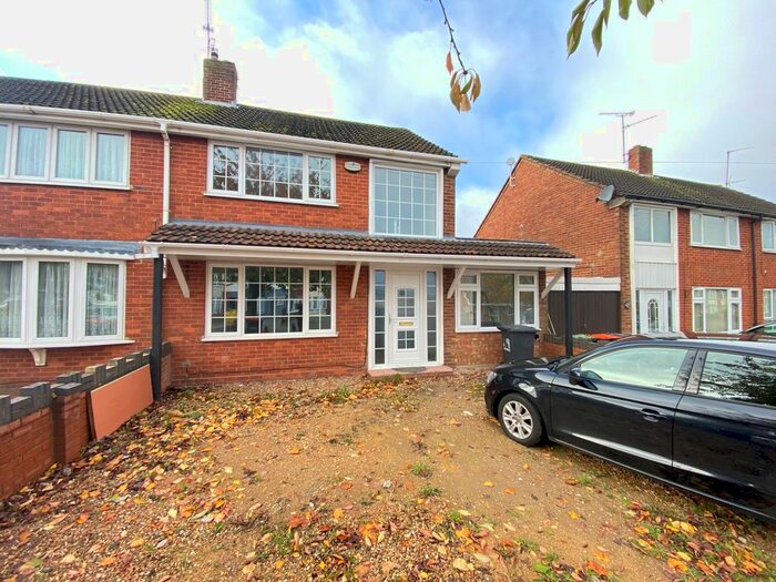 4 Bedroom Semi-Detached House To Rent In Poynters Road, Dunstable, LU5