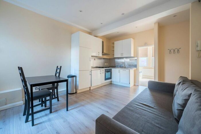 2 Bedroom Flat To Rent In Landor Road, Clapham North, London, SW9