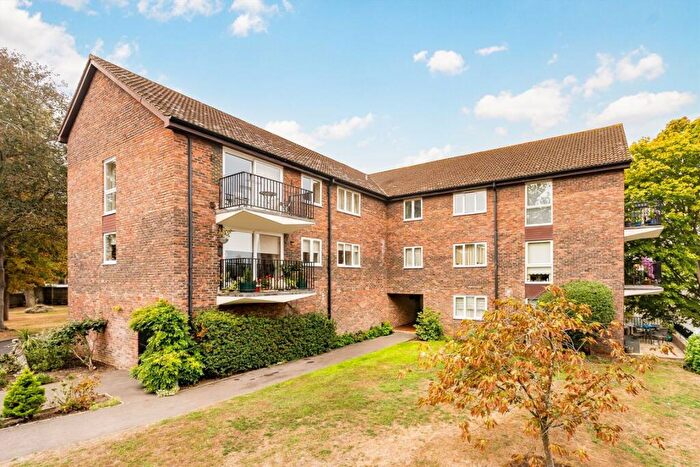 2 Bedroom Flat To Rent In Hillrise, Walton-On-Thames, KT12