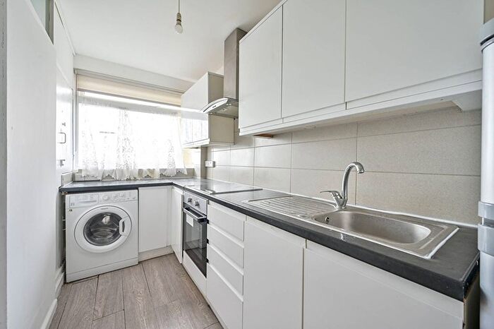 2 Bedroom Flat For Sale In Highcliffe Drive, Roehampton, London, SW15