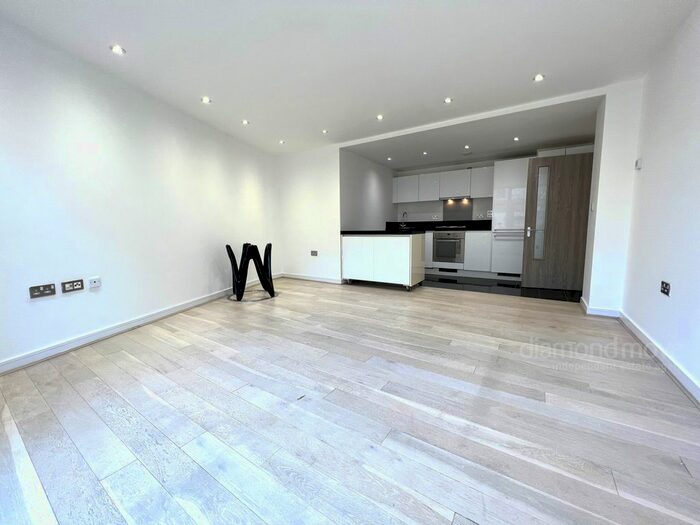 2 Bedroom Flat To Rent In Great West Road, Brentford, TW8