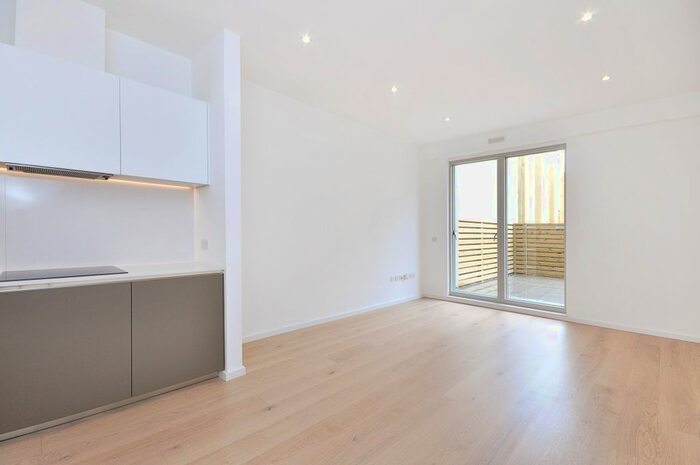 2 Bedroom Flat To Rent In Balham Hill, London, SW12