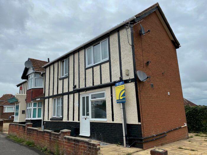 2 Bedroom Flat To Rent In Litchfield Road, Flat, SO18