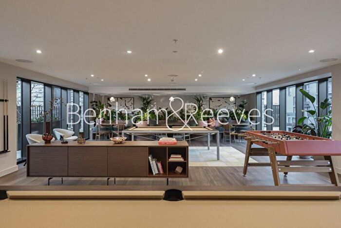 2 Bedroom Flat To Rent In Maple Mews, London, E3