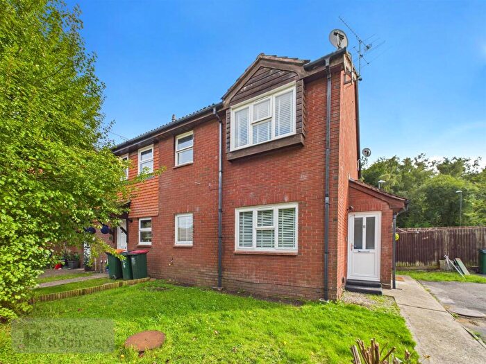 1 Bedroom End Of Terrace House For Sale In Millais Close, Crawley, RH11