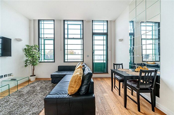 1 Bedroom Flat For Sale In Western Avenue, Perivale, Greenford, UB6