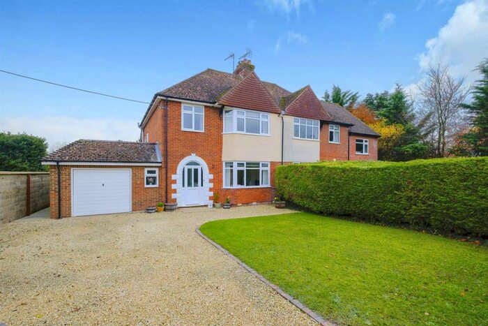 3 Bedroom Semi-Detached House For Sale In Countess Road, Amesbury, Salisbury, SP4