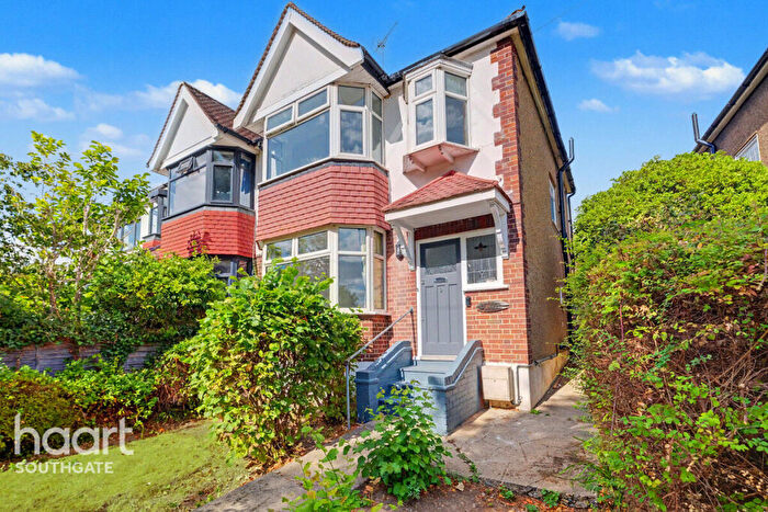 3 Bedroom Semi-Detached House For Sale In East Walk, Barnet, EN4