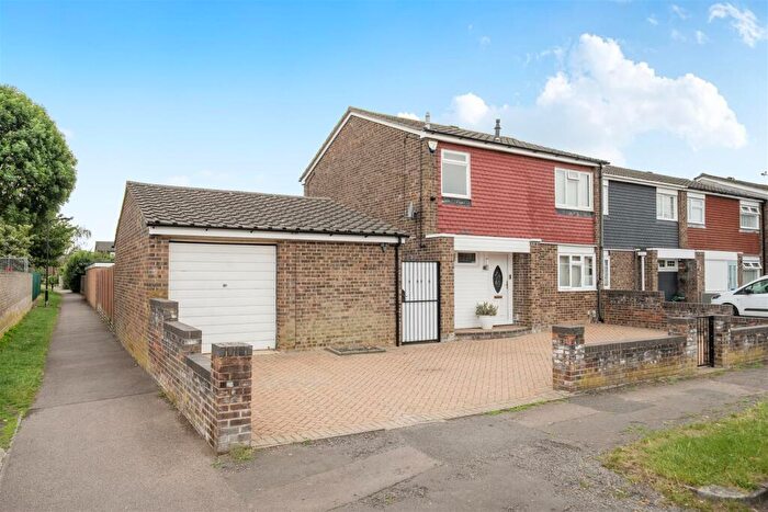 4 Bedroom End Of Terrace House For Sale In Pendennis Road, Bedford, MK41