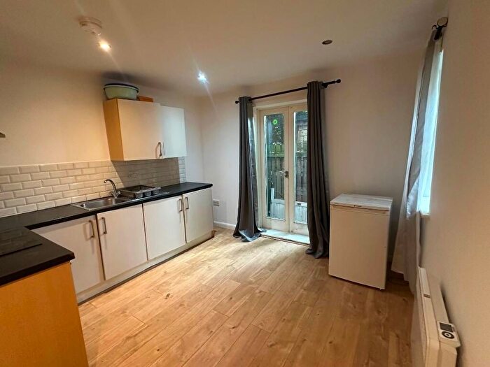 1 Bedroom Flat To Rent In Melbourne Place, Bradford, BD5