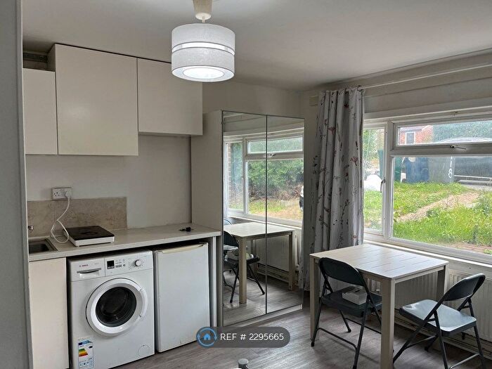 Studio To Rent In Clitterhouse Road, London, NW2