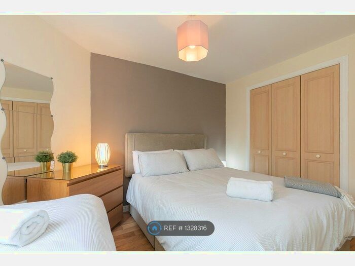2 Bedroom Flat To Rent In Dicksonfield, Edinburgh, EH7