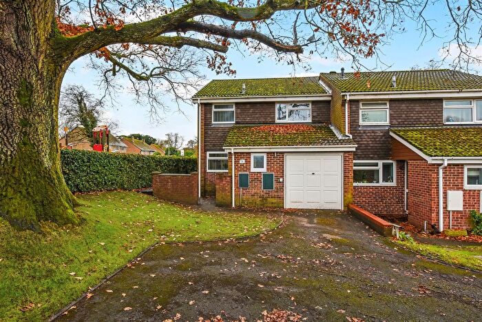 3 Bedroom End Of Terrace House For Sale In Oak Close, Overton, Basingstoke, RG25