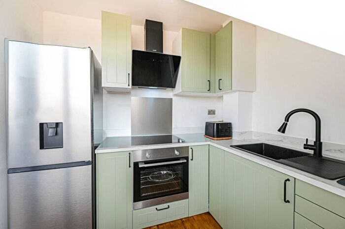 2 Bedroom Flat For Sale In Wandsworth Bridge Road, Parsons Green, London, SW6