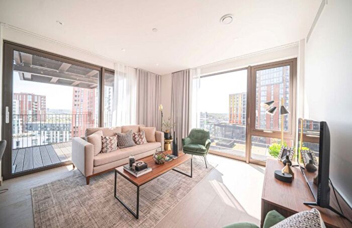 2 Bedroom Flat To Rent In Embassy Gardens, London, SW11