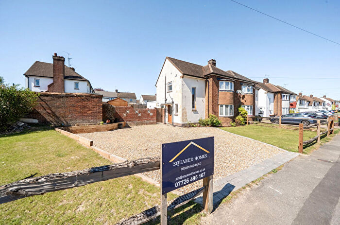 3 Bedroom Semi Detached House For Sale In Beecroft Way, Dunstable, Bedfordshire, LU6