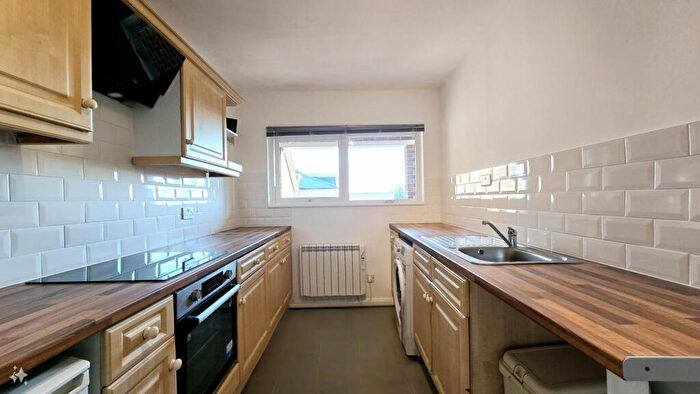 2 Bedroom Flat To Rent In Hook Road, Surbiton, KT6