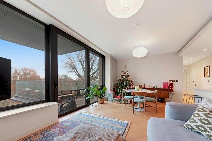 2 Bedroom Flat To Rent In Wood Crescent, London, W12