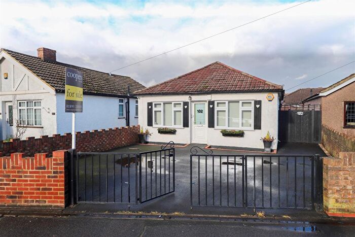 3 Bedroom Detached Bungalow For Sale In West Drayton Road, Uxbridge, UB8