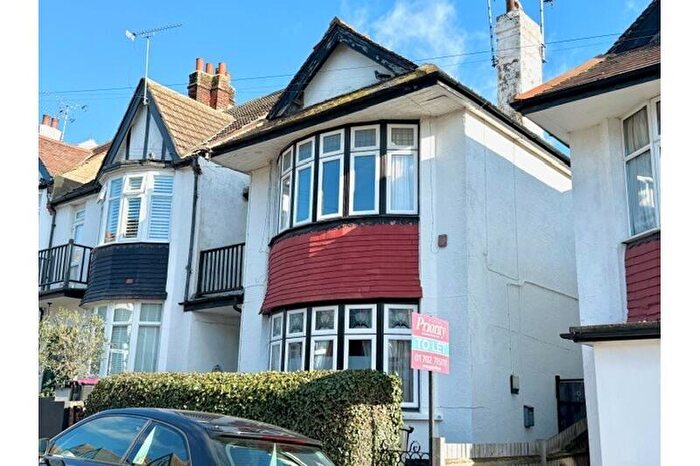2 Bedroom Flat To Rent In Beach Avenue, Leigh-on-Sea, Essex, SS9