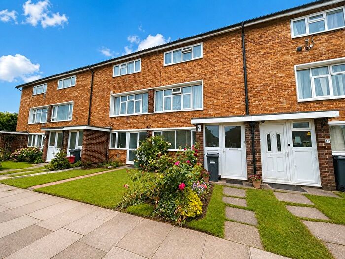 2 Bedroom Flat For Sale In Stratton Close, Hounslow, Greater London, TW3