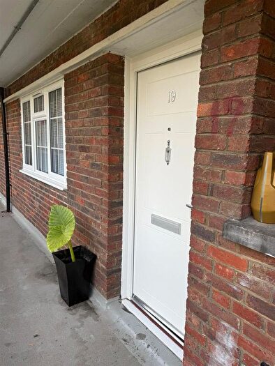 3 Bedroom Flat For Sale In The Poplars, London, N14