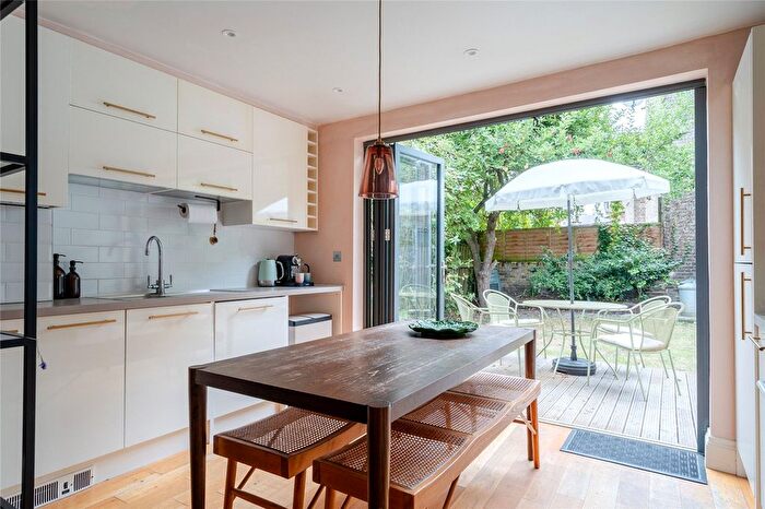 2 Bedroom Flat For Sale In Deronda Road, London, SE24