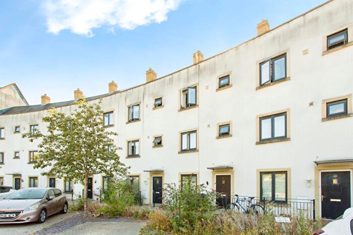 6 Bedroom Terraced House For Sale In Circus Drive, Cambridge, CB4