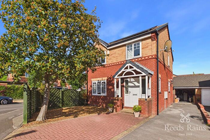 4 Bedroom Detached House For Sale In Fairfield Gardens, Rothwell, LS26